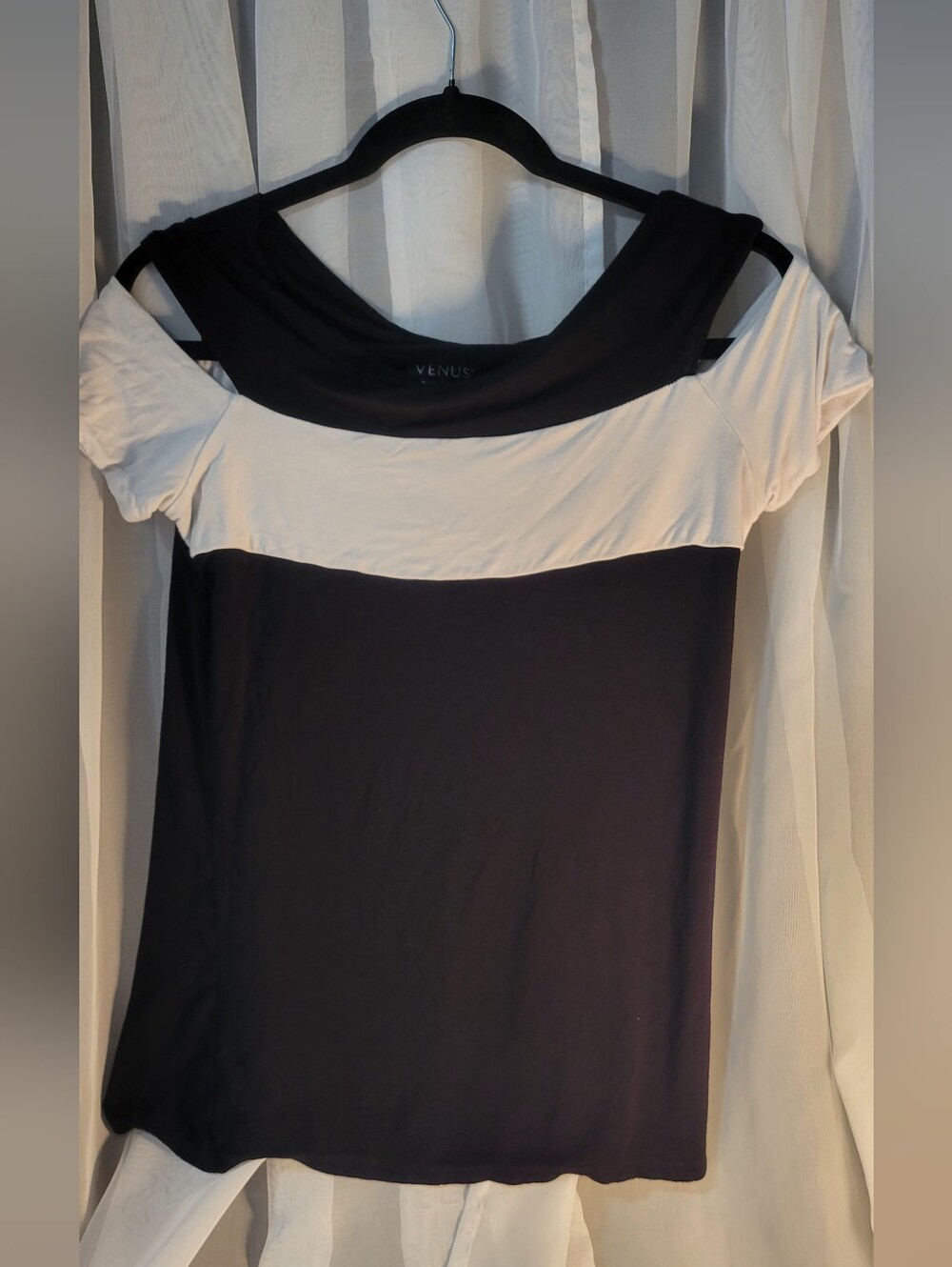 VENUS Black and White Off-Shoulder Colorblock Tee